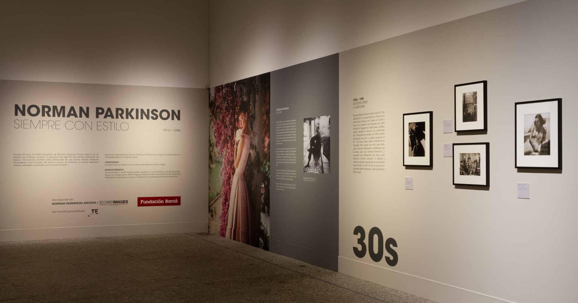 Entrada de la exposición Norman Parkinson: siempre con estilo — panel introductorio y sección años 30
