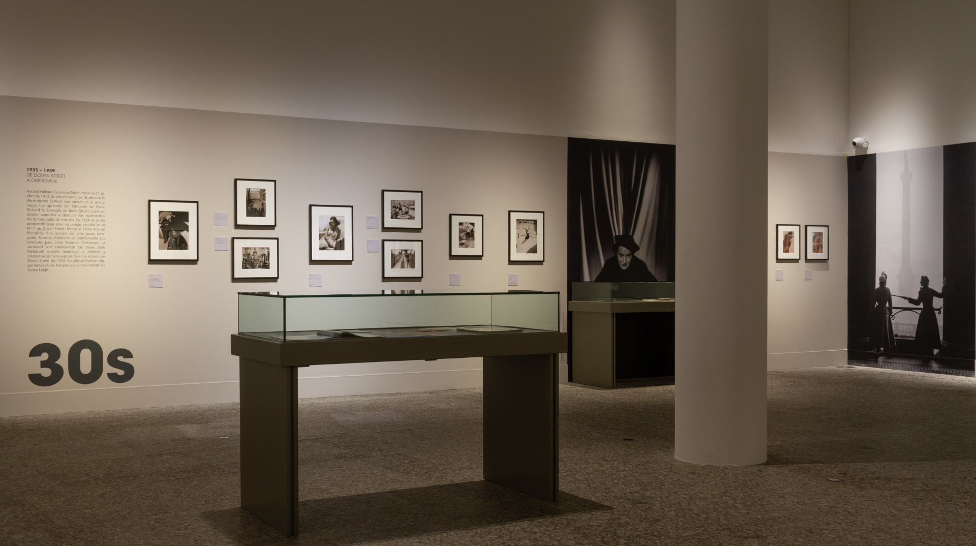 Vista general de la sección años 30 con vitrinas y columnas
